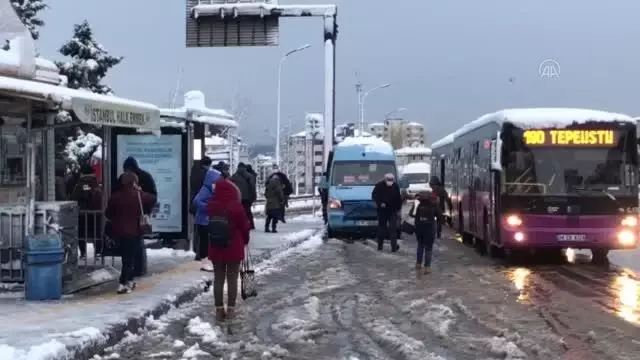 Haftaya karla başlayan İstanbul'da trafik sakin seyrediyor Haftaya karla başlayan İstanbul'da trafik sakin seyrediyor