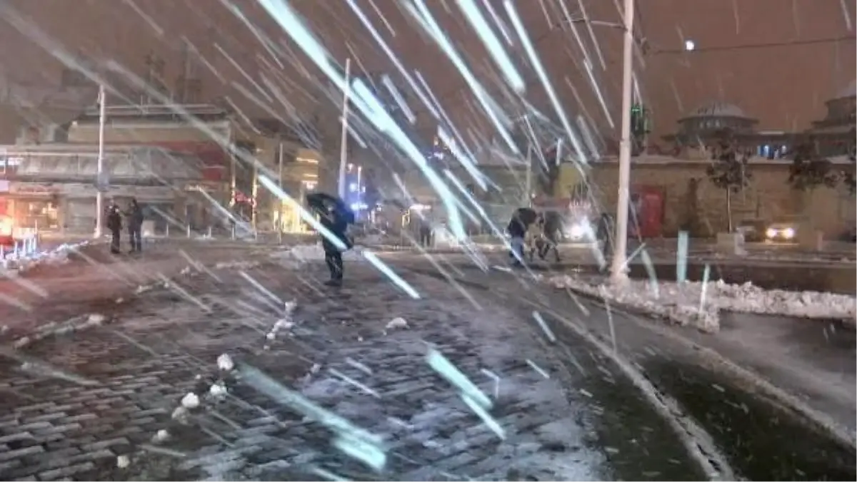 İstanbul'da kar yağışı gece de etkisini sürdürüyor(Taksim Meydanı)