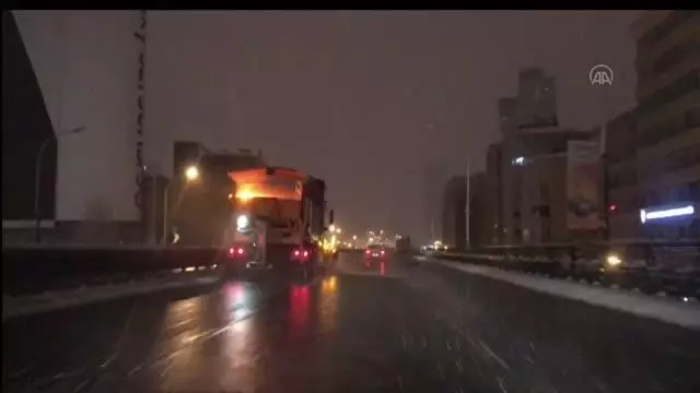 İstanbul'da kar yağışı nedeniyle bazı bölgelerde ağaçlar devrildi İstanbul'da kar yağışı nedeniyle bazı bölgelerde ağaçlar devrildi