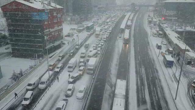 İstanbul'da kar yeniden bastırdı, iş çıkışı trafik kilitlendi İstanbul'da kar yeniden bastırdı, iş çıkışı trafik kilitlendi