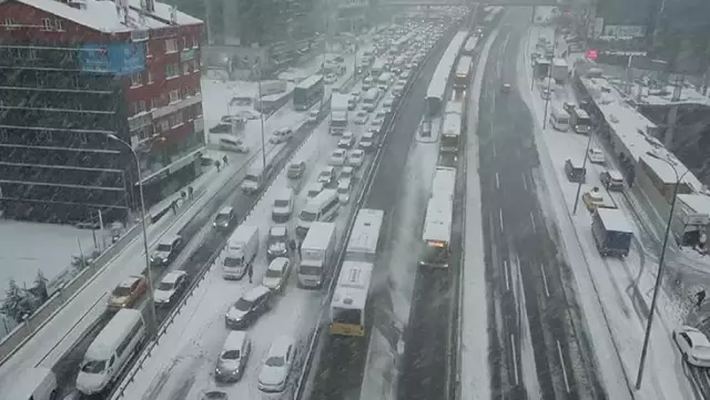İstanbul'da kar yeniden bastırdı, iş çıkışı trafik kilitlendi İstanbul'da kar yeniden bastırdı, iş çıkışı trafik kilitlendi