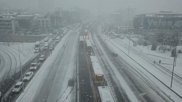 İstanbul'da kar yeniden bastırdı, iş çıkışı trafik kilitlendi İstanbul'da kar yeniden bastırdı, iş çıkışı trafik kilitlendi