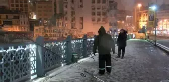 Son dakika: Kar yağışına rağmen yasak kalkınca Galata Köprüsü'ne balık tutmaya koştular