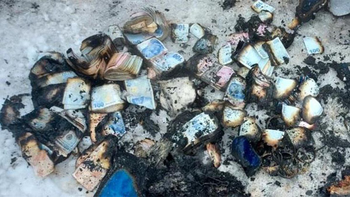 Kocaeli'de küle dönen prefabrik evden 500 bin TL ve binlerce liralık altın çıkarıldı