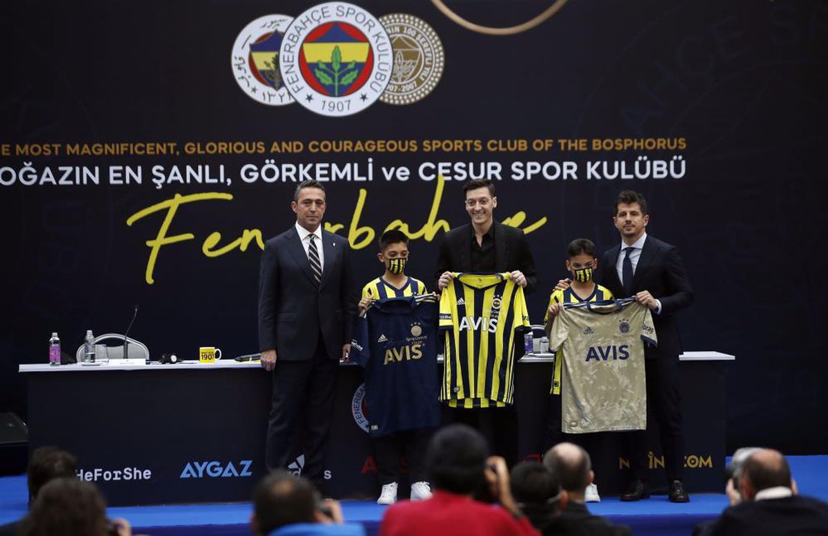Mesut Özil imzalı Fenerbahçe forması, 36 bin euroya satılarak rekor kırdı