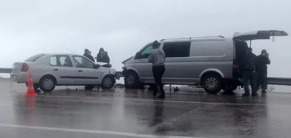 Minibüsle otomobil çarpıştı: 4'ü öğretmen, 6 yaralı Minibüsle otomobil çarpıştı: 4'ü öğretmen, 6 yaralı
