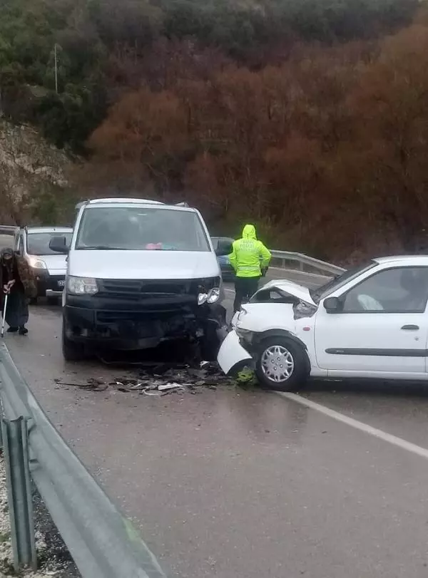 Minibüsle otomobil çarpıştı: 4'ü öğretmen, 6 yaralı Minibüsle otomobil çarpıştı: 4'ü öğretmen, 6 yaralı