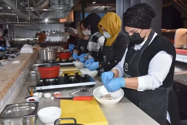 Mutfağa giren kadınlara keyifli eğitim Mutfağa giren kadınlara keyifli eğitim