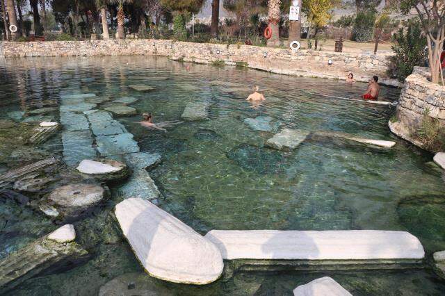 Ne koronavirüs ne de soğuk hava! Turistlerin yüzme keyfini hiçbiri engelleyemedi