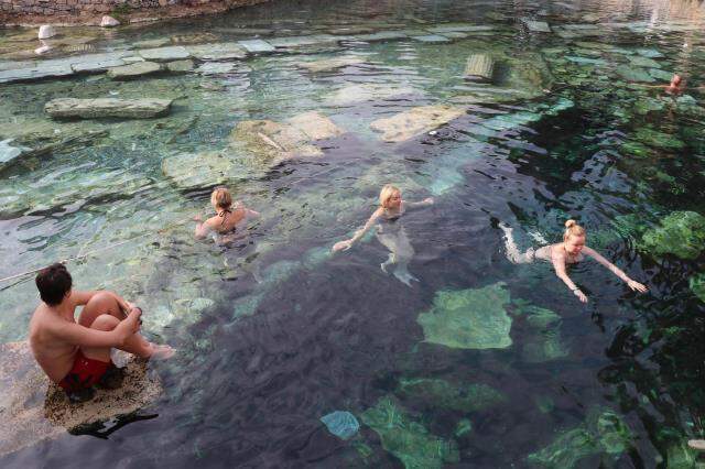 Ne koronavirüs ne de soğuk hava! Turistlerin yüzme keyfini hiçbiri engelleyemedi