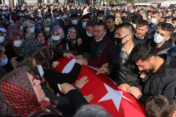 Son dakika haber! PKK'nın şehit ettiği Aydın Köse, son yolculuğuna uğurlandı Son dakika haber! PKK'nın şehit ettiği Aydın Köse, son yolculuğuna uğurlandı