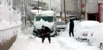 Sarıyer'de araçlar kara gömüldü, vatandaşlar yolları açtı