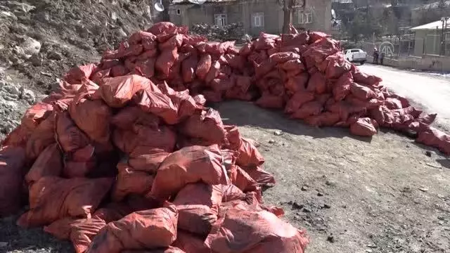 Şemdinli'de 160 öğrenciye kışlık kıyafet ve ayakkabı yardımı Şemdinli'de 160 öğrenciye kışlık kıyafet ve ayakkabı yardımı