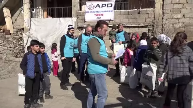 Şemdinli'de 160 öğrenciye kışlık kıyafet ve ayakkabı yardımı Şemdinli'de 160 öğrenciye kışlık kıyafet ve ayakkabı yardımı