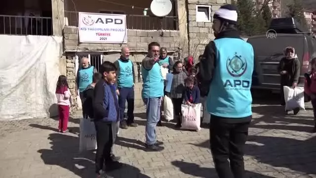 Şemdinli'de 160 öğrenciye kışlık kıyafet ve ayakkabı yardımı Şemdinli'de 160 öğrenciye kışlık kıyafet ve ayakkabı yardımı