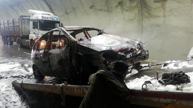Tünelde seyir halindeki otomobilde yangın çıktı (2)