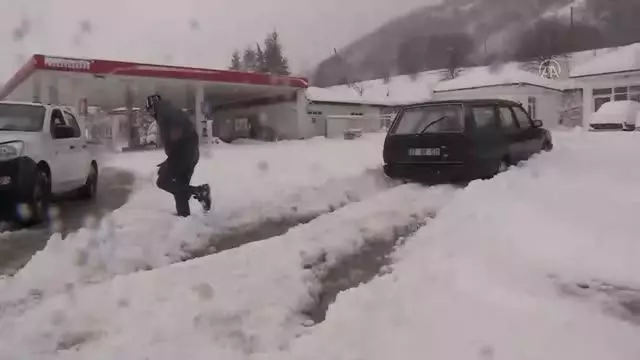 Yolların kar ve tipiden kapanmaması için çalışmalar sürüyor Yolların kar ve tipiden kapanmaması için çalışmalar sürüyor