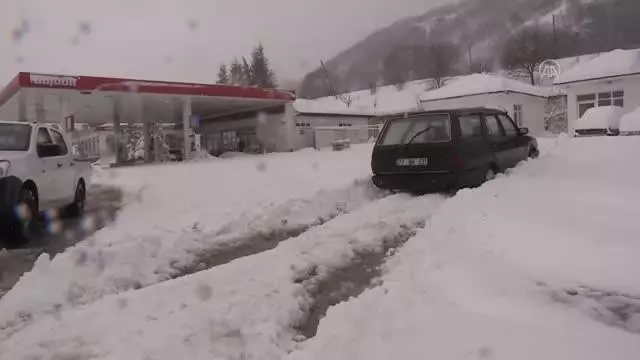 Yolların kar ve tipiden kapanmaması için çalışmalar sürüyor Yolların kar ve tipiden kapanmaması için çalışmalar sürüyor