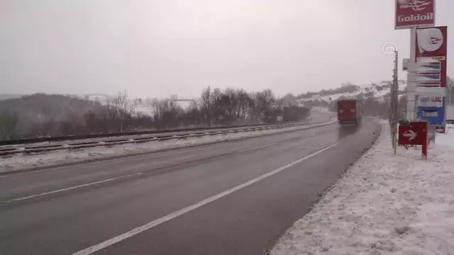 Yolların kar ve tipiden kapanmaması için çalışmalar sürüyor Yolların kar ve tipiden kapanmaması için çalışmalar sürüyor