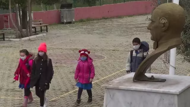 İzmir'de yüz yüze eğitime geçilen okullarda yaklaşık 16 bin öğrenci ders başı yaptı