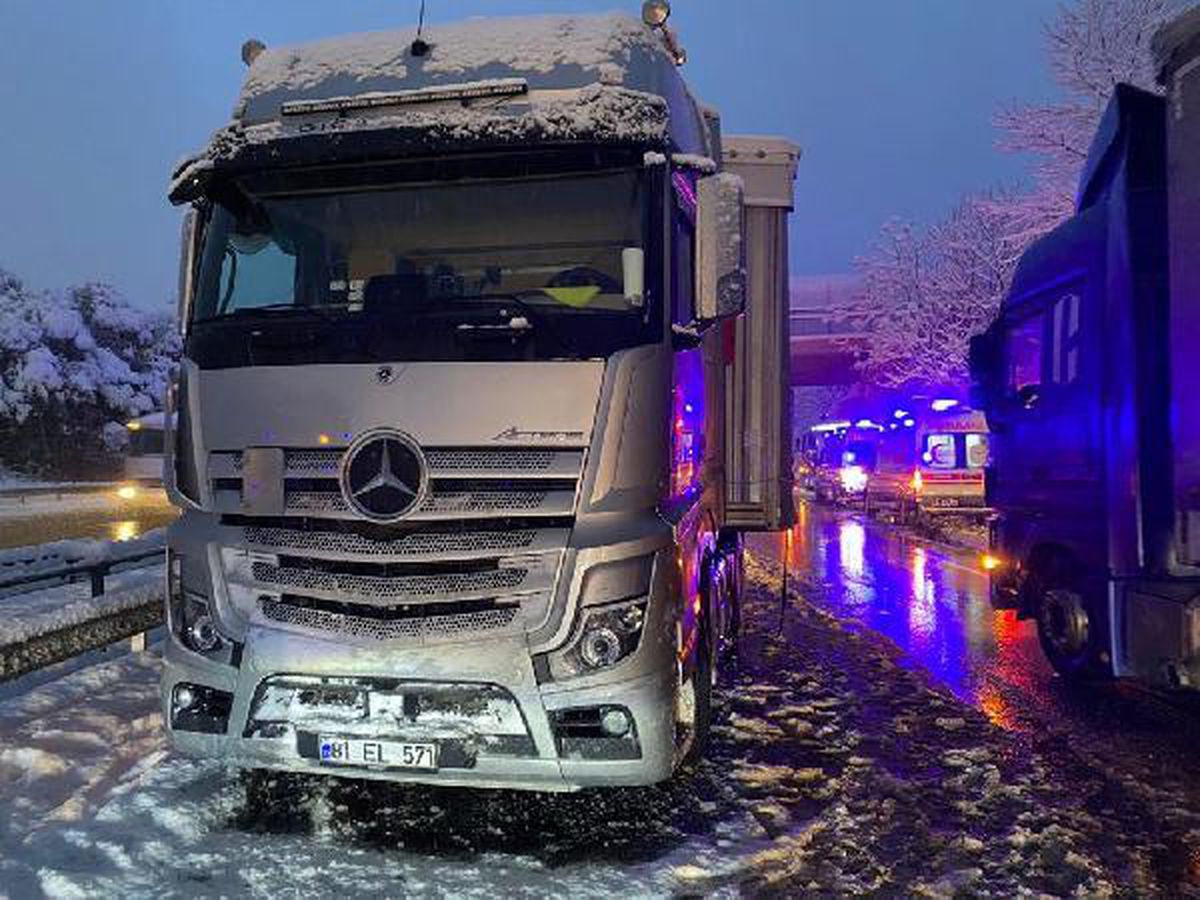 2 otobüs ile 1 TIR çarpıştı: 6 yaralı