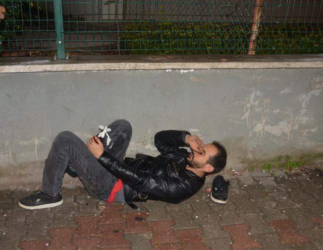 Alacak-verecek kavgasında silahlar çekildi! 2 kişi bacaklarından vurularak yaralandı