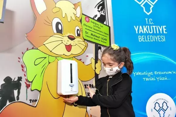 Anaokullarına çizgi film karakterli dezenfektan stantları Anaokullarına çizgi film karakterli dezenfektan stantları