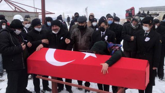 Balık tutmaya gittiği denize düşerek boğulan uzman çavuş toprağa verildi