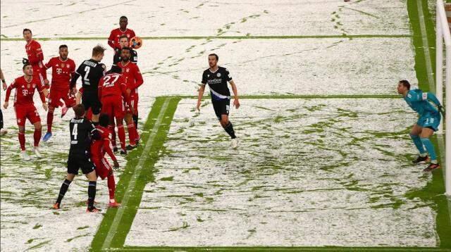Bayern-Bielefeld maçının ilk yarısında kardan bembeyaz olan saha, ikinci yarıda temizlenerek eski haline getirildi Bayern-Bielefeld maçının ilk yarısında kardan bembeyaz olan saha, ikinci yarıda temizlenerek eski haline getirildi