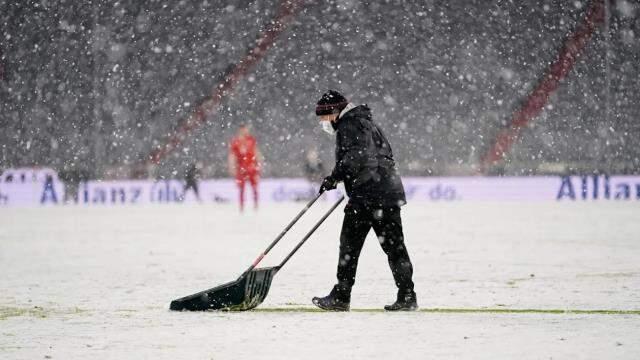 Bayern-Bielefeld maçının ilk yarısında kardan bembeyaz olan saha, ikinci yarıda temizlenerek eski haline getirildi Bayern-Bielefeld maçının ilk yarısında kardan bembeyaz olan saha, ikinci yarıda temizlenerek eski haline getirildi