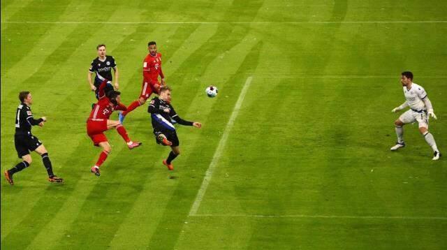 Bayern-Bielefeld maçının ilk yarısında kardan bembeyaz olan saha, ikinci yarıda temizlenerek eski haline getirildi Bayern-Bielefeld maçının ilk yarısında kardan bembeyaz olan saha, ikinci yarıda temizlenerek eski haline getirildi