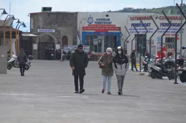 Bodrum'da fırtına hayatı olumsuz etkiledi Bodrum'da fırtına hayatı olumsuz etkiledi