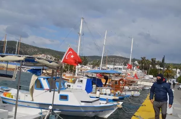 Bodrum'da fırtına hayatı olumsuz etkiledi Bodrum'da fırtına hayatı olumsuz etkiledi