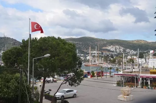 Bodrum'da fırtına hayatı olumsuz etkiledi Bodrum'da fırtına hayatı olumsuz etkiledi