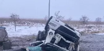 Son dakika haberi: Buzlanan yolda takla atan tankerin tank bölümü koptu; sürücü yaralı