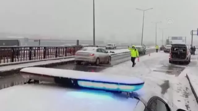 Buzlanma nedeniyle meydana gelen zincirleme kazada 5 araç hasar gördü Buzlanma nedeniyle meydana gelen zincirleme kazada 5 araç hasar gördü