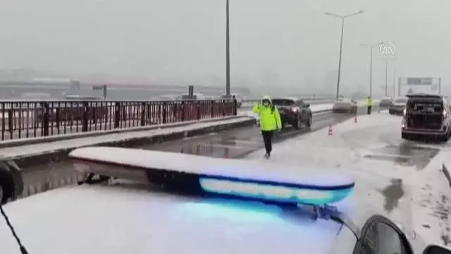Buzlanma nedeniyle meydana gelen zincirleme kazada 5 araç hasar gördü Buzlanma nedeniyle meydana gelen zincirleme kazada 5 araç hasar gördü