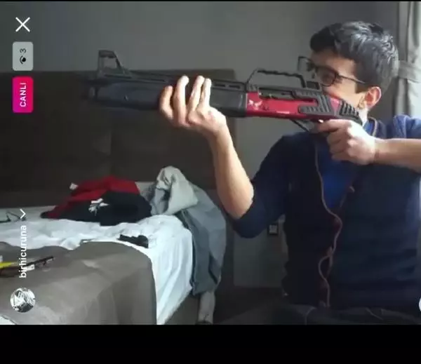 Çaldığı silahları sosyal medyada teşhir eden şüpheliye gözaltı Çaldığı silahları sosyal medyada teşhir eden şüpheliye gözaltı