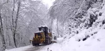 Cide'de kardan kapanan 20 köy yolu, ulaşıma açıldı
