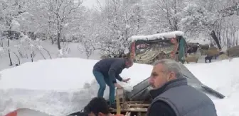 Çöken ahırın altında kalan hayvanlar kurtarıldı