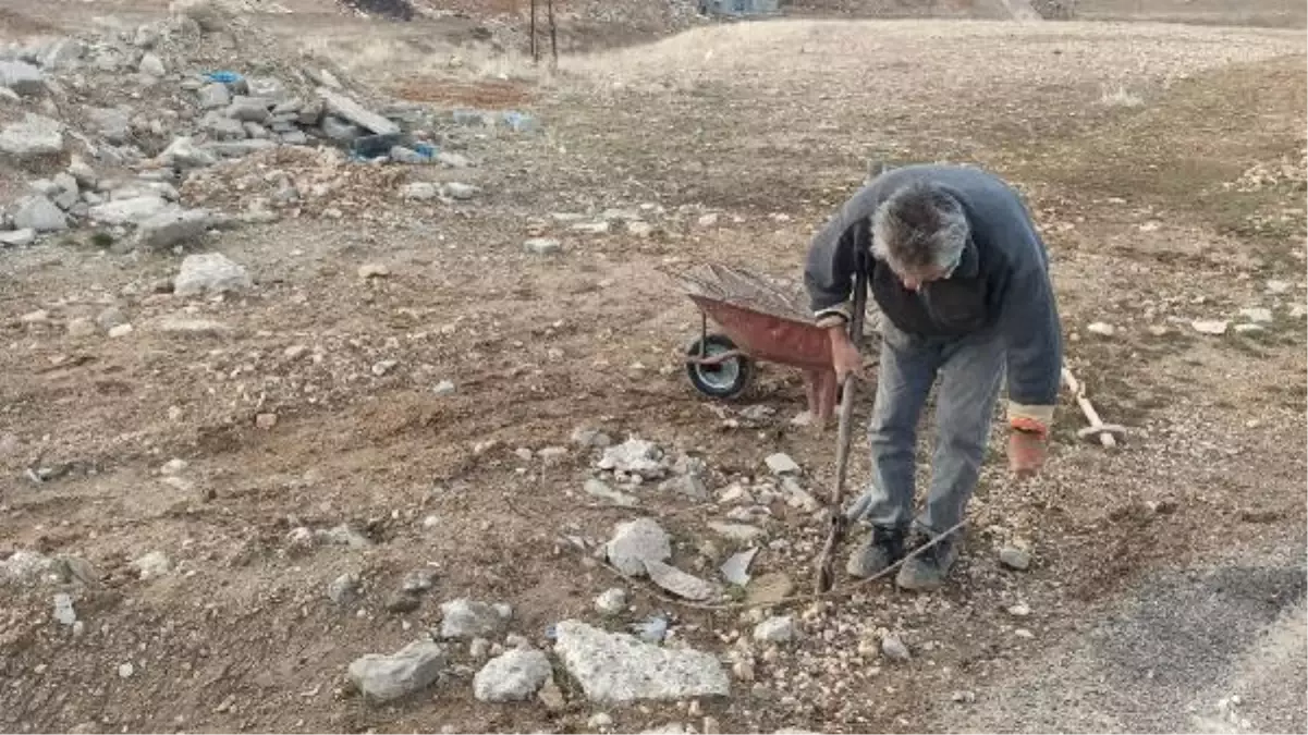 Ekmeğini demirden ve taştan çıkartıyor