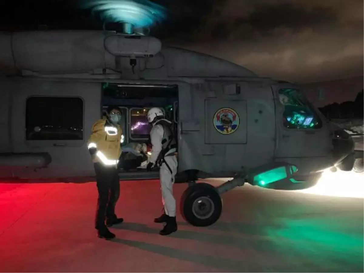 Feribot seferi yapılamayan Gökçeada'daki hastaların yardımına Deniz Kuvvetleri helikopteri yetişti