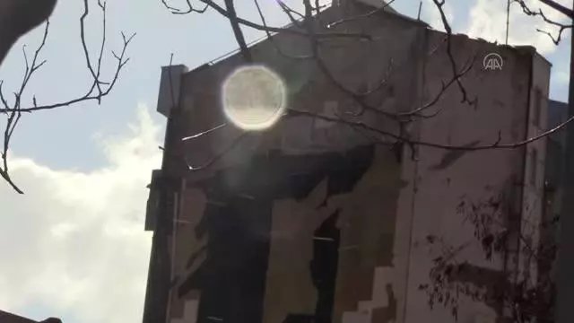 Fırtına nedeniyle okulun dış cephe kaplaması uçtu Fırtına nedeniyle okulun dış cephe kaplaması uçtu