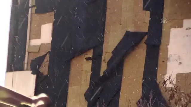 Fırtına nedeniyle okulun dış cephe kaplaması uçtu Fırtına nedeniyle okulun dış cephe kaplaması uçtu