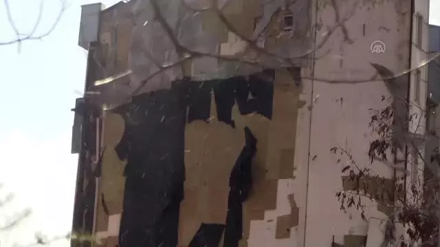 Fırtına nedeniyle okulun dış cephe kaplaması uçtu Fırtına nedeniyle okulun dış cephe kaplaması uçtu
