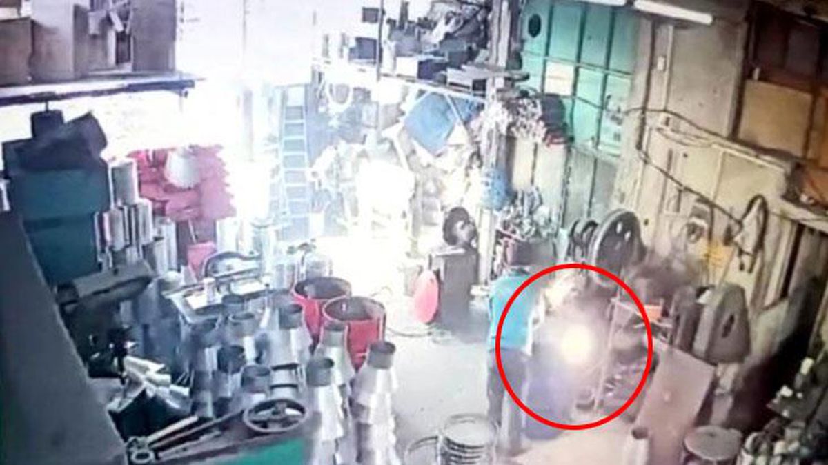 Açmak istediği boş yağ varili bomba gibi patladı! İşçi, feci şekilde can verdi