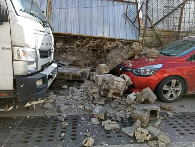 İzmir'de fırtına kabusu geri döndü, kırılan ağaçlar otomobillerin üzerine devrildi İzmir'de fırtına kabusu geri döndü, kırılan ağaçlar otomobillerin üzerine devrildi