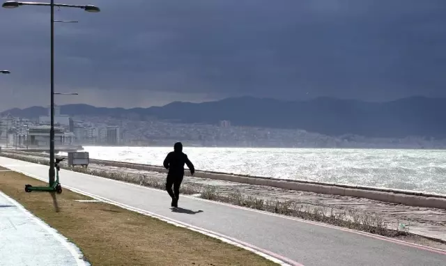 İzmir'de fırtına kabusu geri döndü, kırılan ağaçlar otomobillerin üzerine devrildi İzmir'de fırtına kabusu geri döndü, kırılan ağaçlar otomobillerin üzerine devrildi