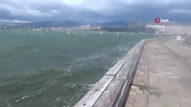 İzmir'de fırtına kabusu geri döndü, kırılan ağaçlar otomobillerin üzerine devrildi İzmir'de fırtına kabusu geri döndü, kırılan ağaçlar otomobillerin üzerine devrildi