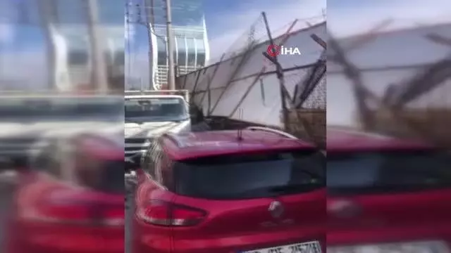 İzmir'de fırtına kabusu geri döndü, kırılan ağaçlar otomobillerin üzerine devrildi İzmir'de fırtına kabusu geri döndü, kırılan ağaçlar otomobillerin üzerine devrildi